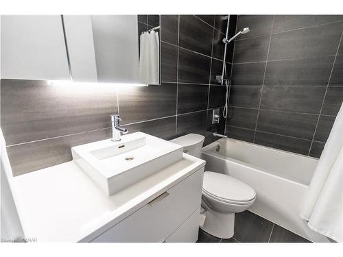 803-170 Bayview Avenue, Toronto, ON - Indoor Photo Showing Bathroom