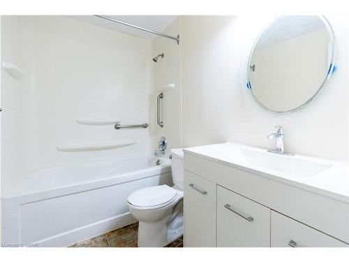 10-203 Fairway Road N, Kitchener, ON - Indoor Photo Showing Bathroom
