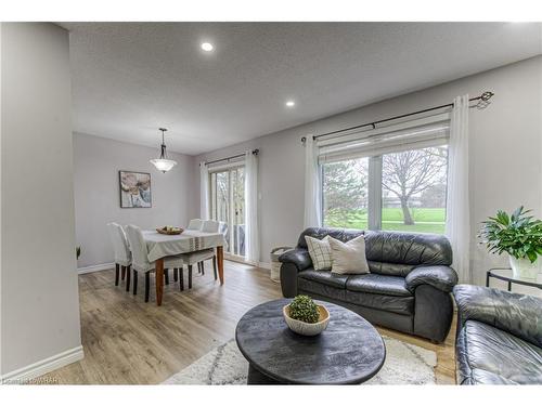 25-375 Kingscourt Drive, Waterloo, ON - Indoor Photo Showing Living Room
