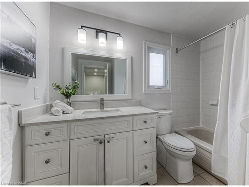 25-375 Kingscourt Drive, Waterloo, ON - Indoor Photo Showing Bathroom