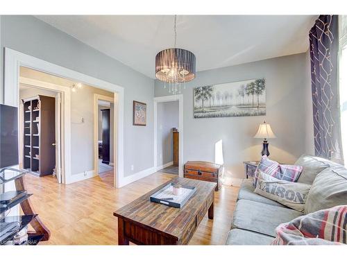 49 Victoria Avenue, Cambridge, ON - Indoor Photo Showing Living Room