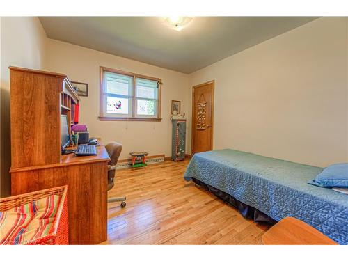 10 Lowell Street S, Cambridge, ON - Indoor Photo Showing Bedroom