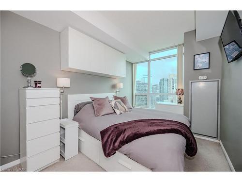 2201-215 Fort York Boulevard, Toronto, ON - Indoor Photo Showing Bedroom