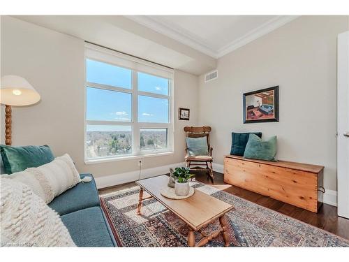 1603-144 Park Street, Waterloo, ON - Indoor Photo Showing Living Room
