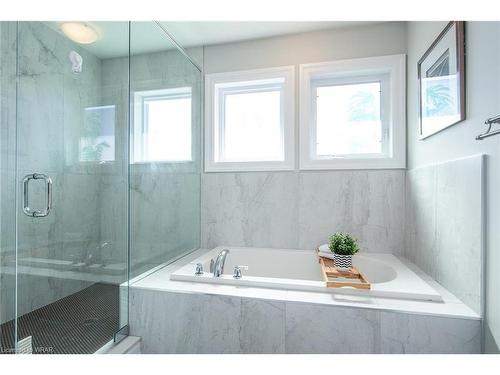 785 Sundrops Court, Waterloo, ON - Indoor Photo Showing Bathroom