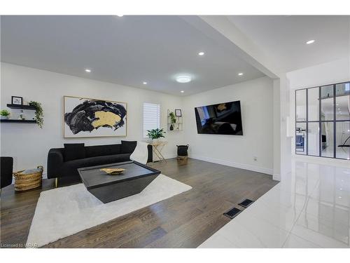 633 Cardiff Street, Waterloo, ON - Indoor Photo Showing Living Room