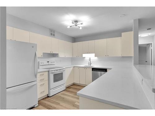 201-15 Hofstetter Avenue, Kitchener, ON - Indoor Photo Showing Kitchen