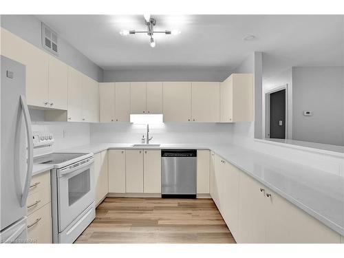 201-15 Hofstetter Avenue, Kitchener, ON - Indoor Photo Showing Kitchen