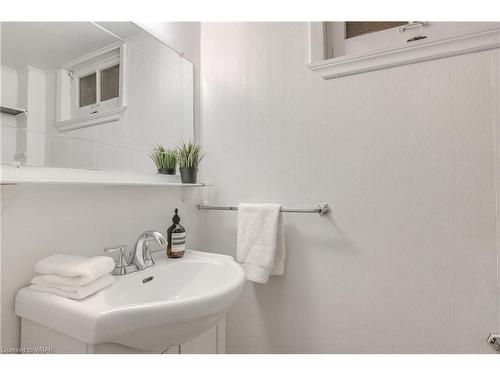 271 Bedford Road, Kitchener, ON - Indoor Photo Showing Bathroom