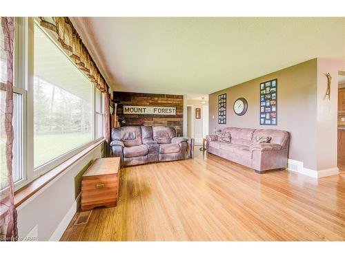 298 London Road S, Mount Forest, ON - Indoor Photo Showing Living Room