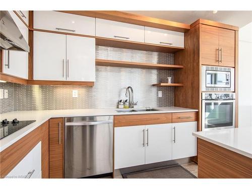 711-112 Benton Street, Kitchener, ON - Indoor Photo Showing Kitchen With Upgraded Kitchen