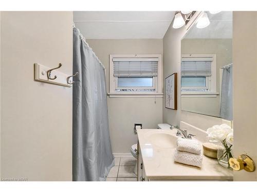 233 Murdock Avenue, Waterloo, ON - Indoor Photo Showing Bathroom