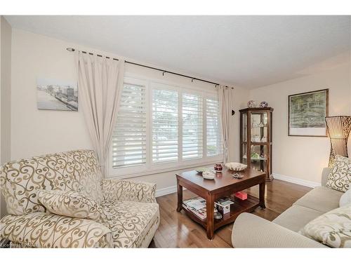 48 Duncairn Crescent, Hamilton, ON - Indoor Photo Showing Living Room