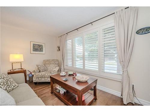 48 Duncairn Crescent, Hamilton, ON - Indoor Photo Showing Living Room