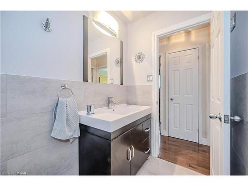 48 Duncairn Crescent, Hamilton, ON - Indoor Photo Showing Bathroom