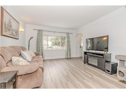 102 Elmwood Avenue, Cambridge, ON - Indoor Photo Showing Living Room