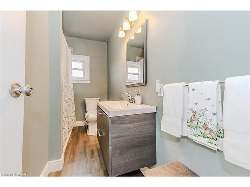 102 Elmwood Avenue, Cambridge, ON - Indoor Photo Showing Bathroom