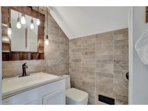 11 Burrows Street, Cambridge, ON - Indoor Photo Showing Bathroom