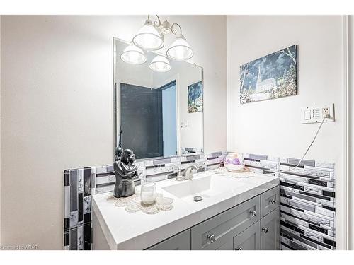 93 Christopher Drive, Cambridge, ON - Indoor Photo Showing Bathroom