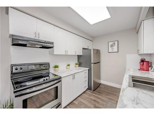 557 Holly Avenue, Milton, ON - Indoor Photo Showing Kitchen