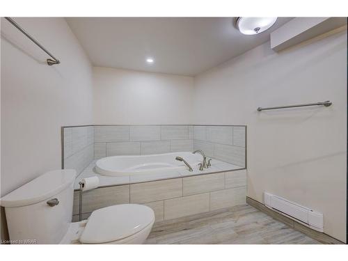 104-9 Pine Street, Grand Bend, ON - Indoor Photo Showing Bathroom