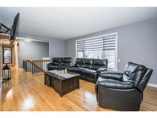 288 Salisbury Avenue, Cambridge, ON - Indoor Photo Showing Living Room