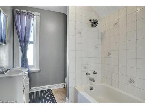 103 Elliott Street, Cambridge, ON - Indoor Photo Showing Bathroom