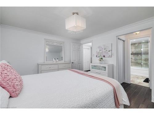 1317 Aldridge Crescent, Burlington, ON - Indoor Photo Showing Bedroom