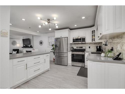 1317 Aldridge Crescent, Burlington, ON - Indoor Photo Showing Kitchen With Upgraded Kitchen