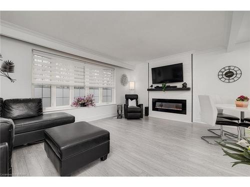 1317 Aldridge Crescent, Burlington, ON - Indoor Photo Showing Living Room With Fireplace