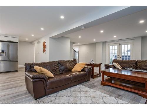 15 Westbrook Place, Cambridge, ON - Indoor Photo Showing Living Room