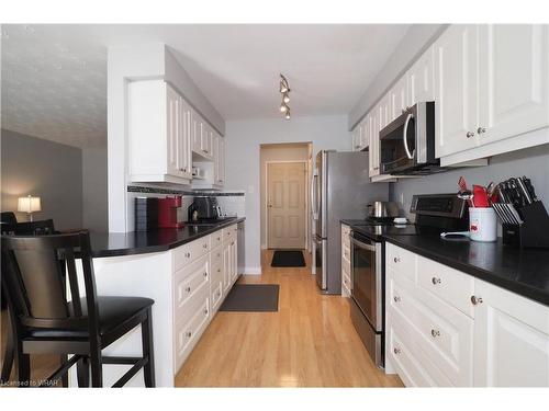 1-320 Traynor Avenue, Kitchener, ON - Indoor Photo Showing Kitchen