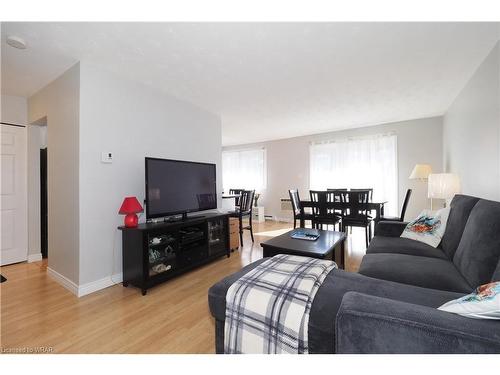 1-320 Traynor Avenue, Kitchener, ON - Indoor Photo Showing Living Room