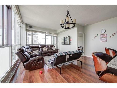 3104-225 Webb Drive, Mississauga, ON - Indoor Photo Showing Living Room