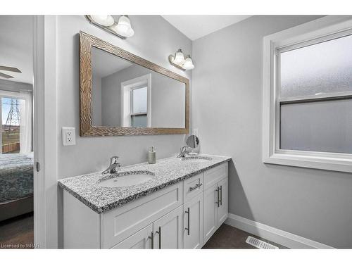 904 Chapel Hill Court, Kitchener, ON - Indoor Photo Showing Bathroom