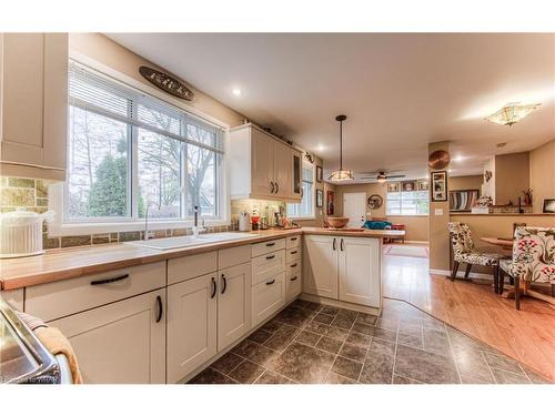 32 Holly Trail, Puslinch, ON - Indoor Photo Showing Kitchen