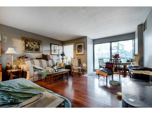 305-260 Sheldon Avenue, Kitchener, ON - Indoor Photo Showing Living Room