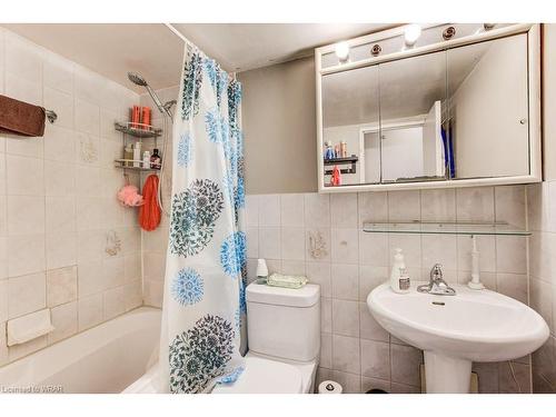 311-225 Harvard Place, Waterloo, ON - Indoor Photo Showing Bathroom