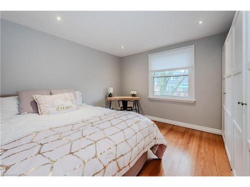 8 Croyden Place, Waterloo, ON - Indoor Photo Showing Bedroom