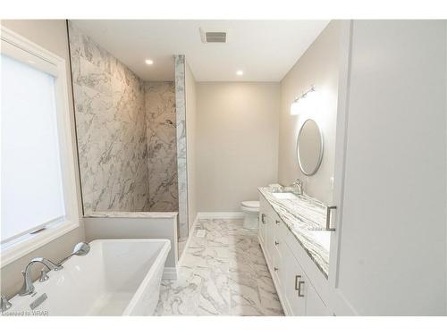 15 Hudson Drive, Brantford, ON - Indoor Photo Showing Bathroom