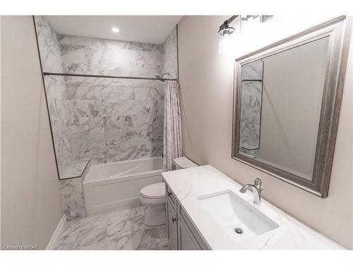 15 Hudson Drive, Brantford, ON - Indoor Photo Showing Bathroom