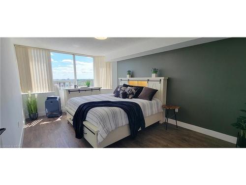 806-3227 King Street E, Kitchener, ON - Indoor Photo Showing Bedroom