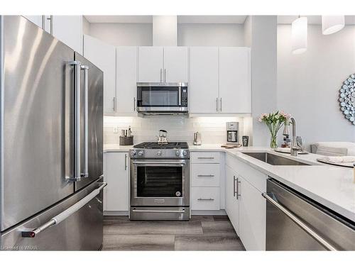 2904-60 Charles Street W, Kitchener, ON - Indoor Photo Showing Kitchen With Upgraded Kitchen