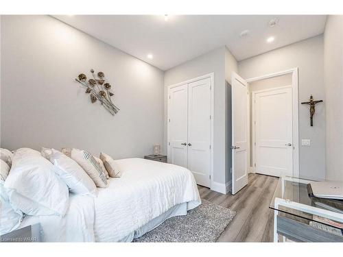 2904-60 Charles Street W, Kitchener, ON - Indoor Photo Showing Bedroom