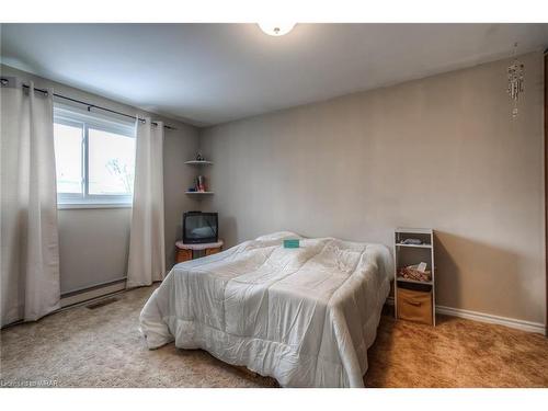 493 Pinetree Crescent, Cambridge, ON - Indoor Photo Showing Bedroom