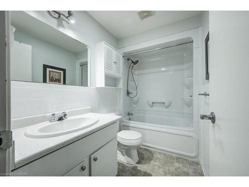 15-144 Concession Street E, Tillsonburg, ON - Indoor Photo Showing Bathroom