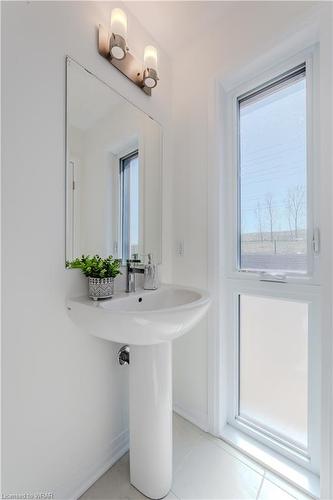 J077-9 Urbane Boulevard, Kitchener, ON - Indoor Photo Showing Bathroom