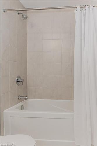 J077-9 Urbane Boulevard, Kitchener, ON - Indoor Photo Showing Bathroom