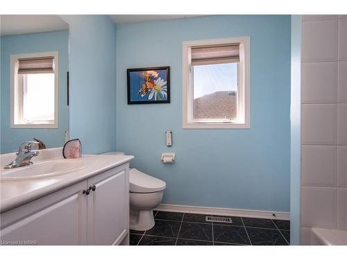 462 Robert Ferrie Drive, Kitchener, ON - Indoor Photo Showing Bathroom