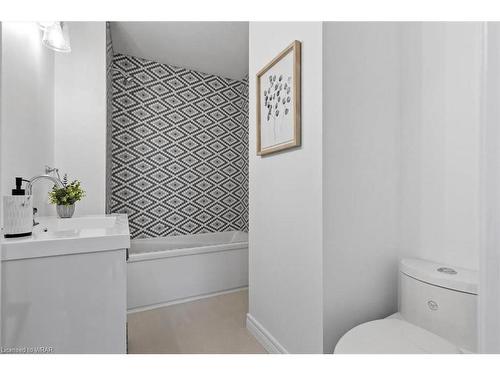 11-301 Carlow Road, Port Stanley, ON - Indoor Photo Showing Bathroom